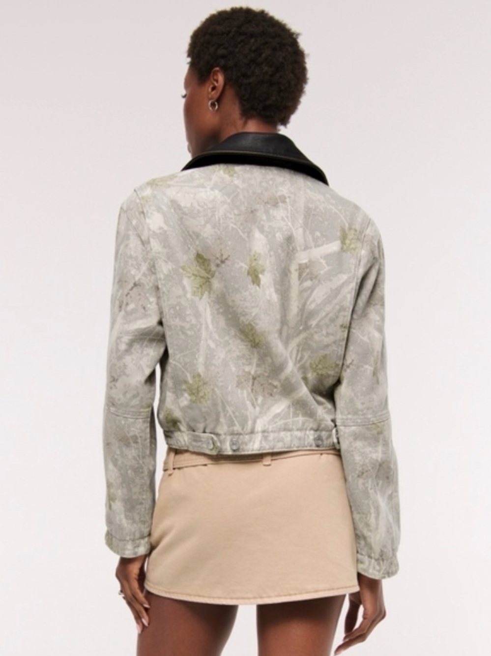 Abercrombie & Fitch Cropped Light Camo Trucker Jacket - Picture 3 of 4